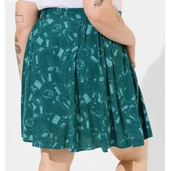 New Torrid Size 1 (14/16) Disney Hocus Pocus Mini Challis Button Front Skirt NWT - Picture 2 of 14